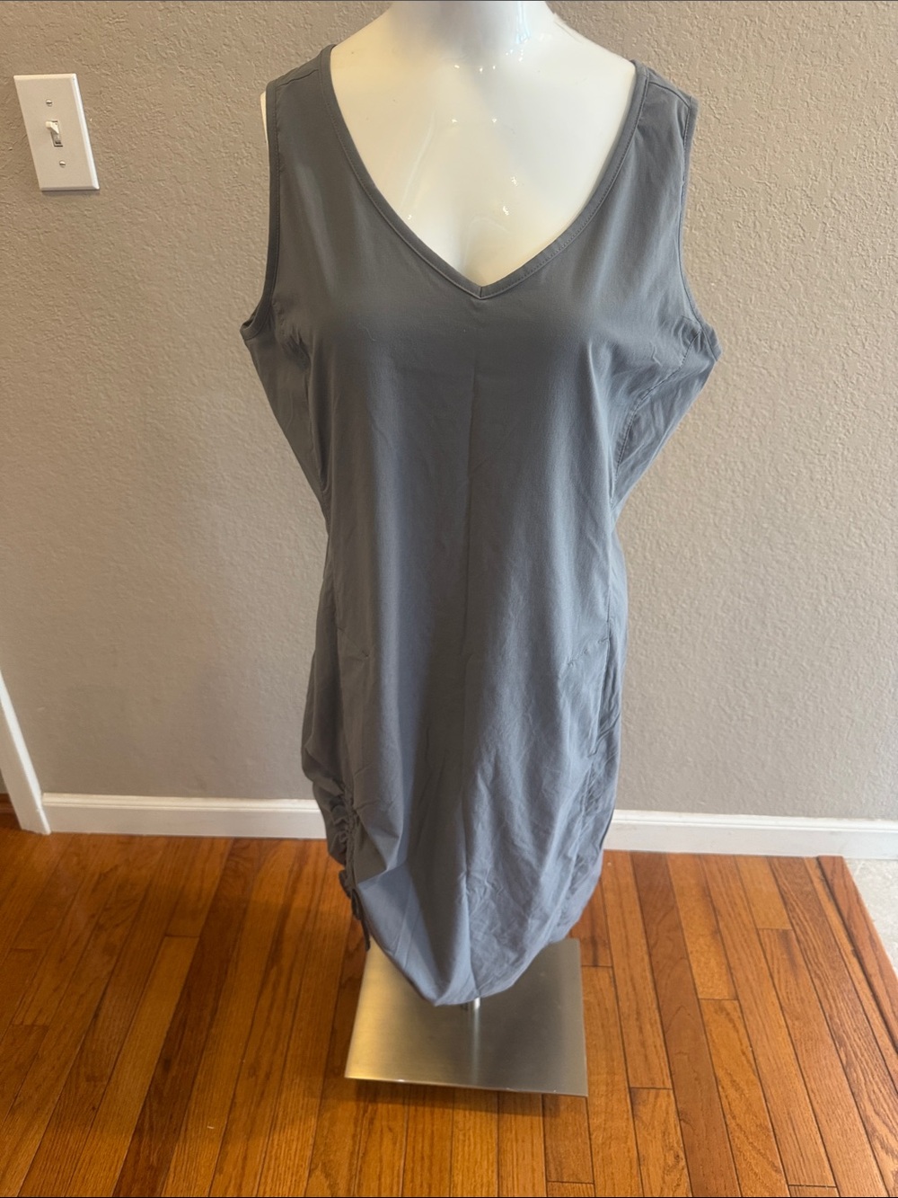 Columbia V- Neck Sleeveless Women's Tank Top in Gray size large